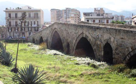 Piazza Ponte Ammiraglio a Palermo, sequestrati 40 chili di hashish