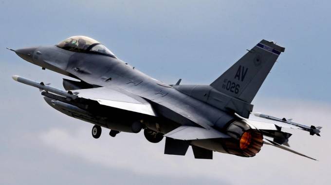 F16 statunitense contro l'Isis in Libia