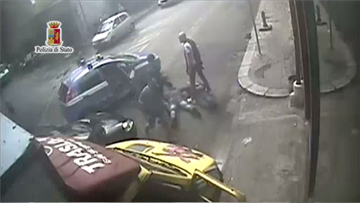 Le immagini della polizia che arresta i rapinatori del furgone