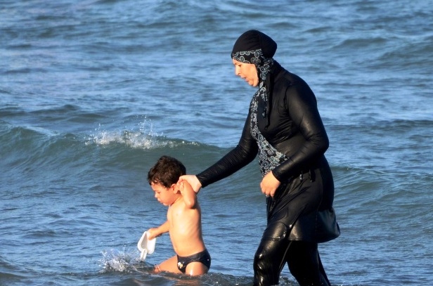 donna in burkini