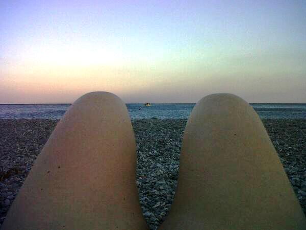 ragazza in spiaggia ad aspra