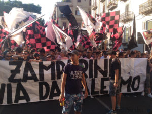 Tifosi-con-striscione-