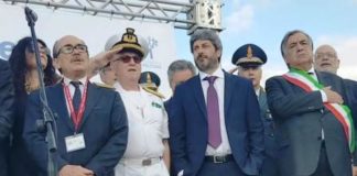 fico con le mani in tasca
