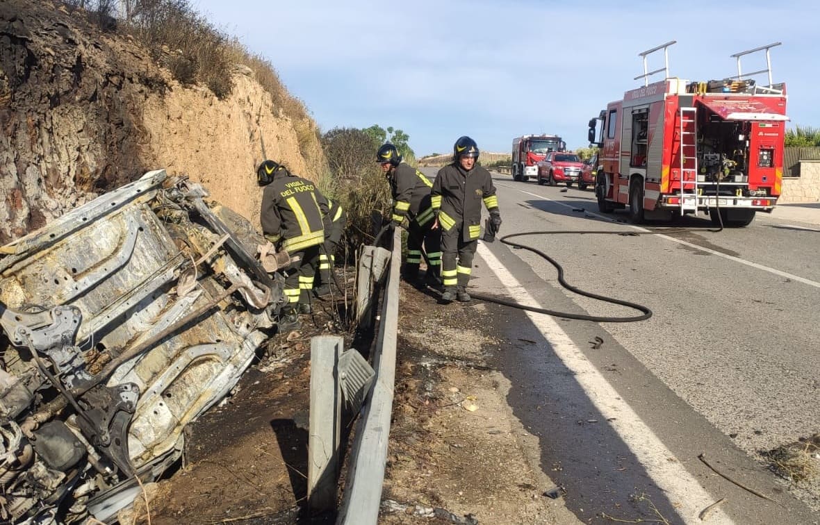 Auto si incendia dopo un incidente nel ragusano, conducente morta carbonizzata